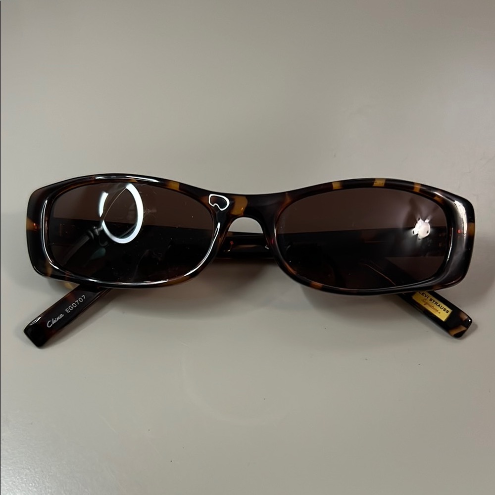 Levi Strauss Signature sun glasses